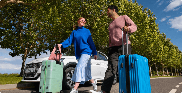 couple-avec-valise-face-voiture