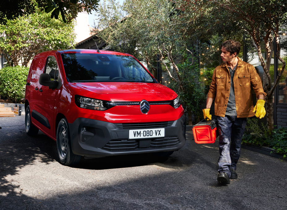 Autoemprendedor junto a su vehículo utilitario de la marca Citroën tomado en suscripción